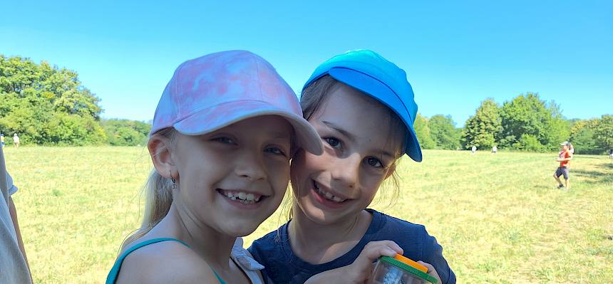 Kinder mit Becherlupenfund