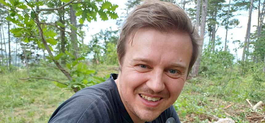Biologe Norbert mit Käfer
