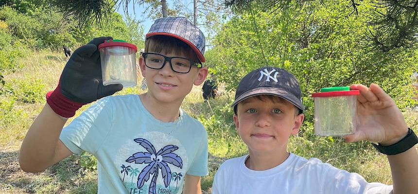 Schüler mit Becherlupen