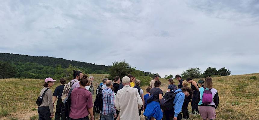 Exkursions-Teilnehmer:innen auf der Heide