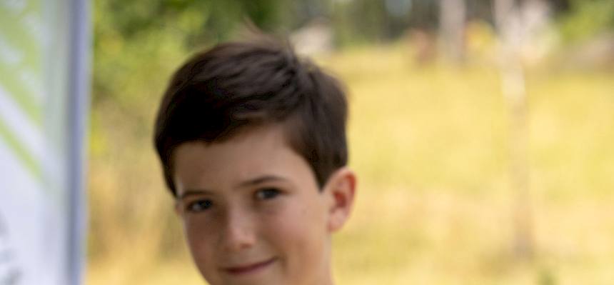 Junge mit Gottesanbeterin
