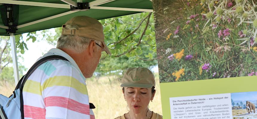 Biologin redet mit Besucher