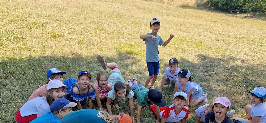 Kinder machen Pantomime