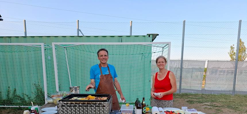 Biologe grillt beim Grillfest
