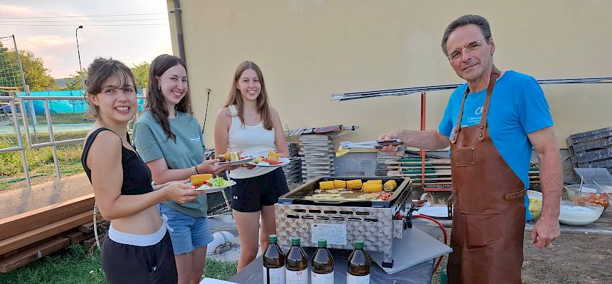 Biologe grillt beim Grillfest