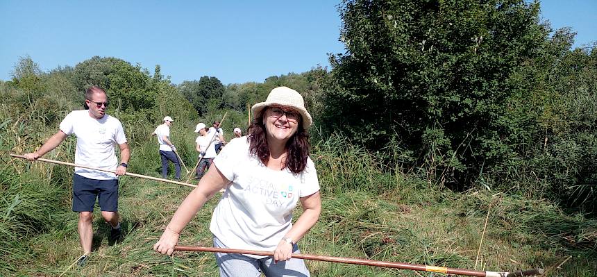 Volunteers rechen Feuchtwiese