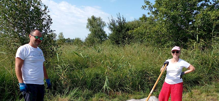Freiwillige mit ausgebreiteter Plane