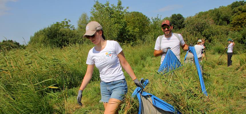 Volunteers tragen Plane