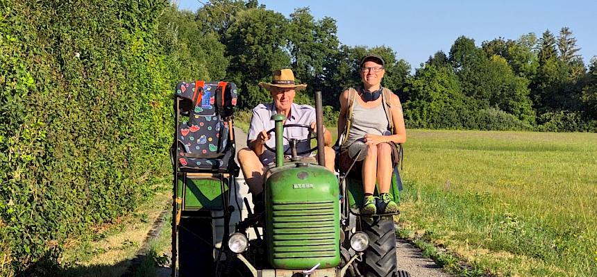 Biolog:e bei Altbürgermeister auf dem Traktor
