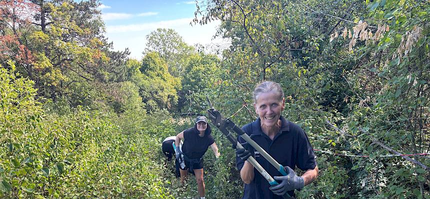 Volunteers mit Astschere