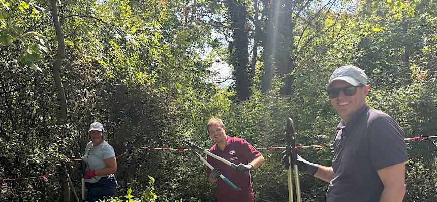 Volunteers lachen in Kamera