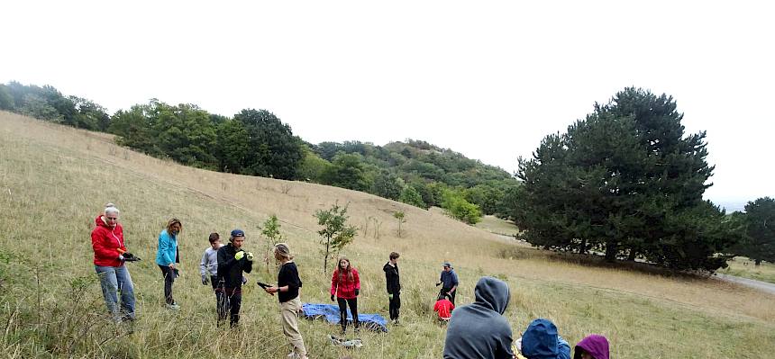 Personen beim pflegen der Gießhübler Heide