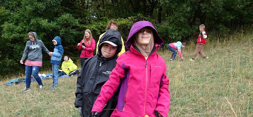 Kinder posieren mit Astschere