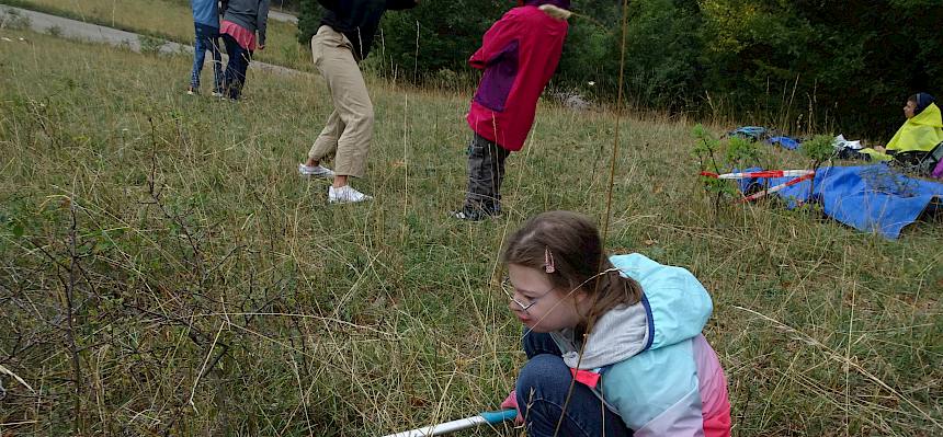 Schüler:in arbeitet mit großer Astschere