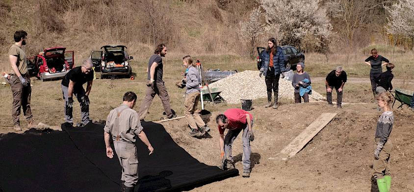 Menschen verlegen Flies in Tümpel