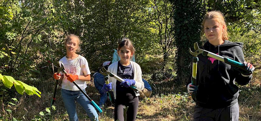 Kinder mit Astscheren