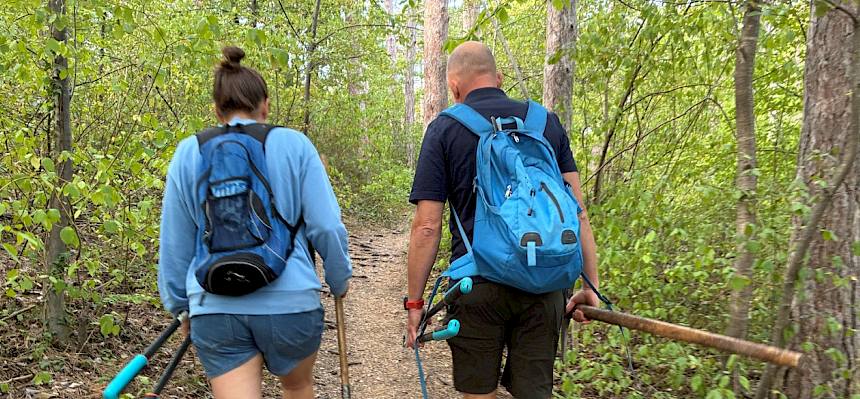 Volunteers tragen Werkzeug