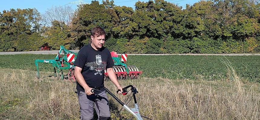 Biologe mäht Hohlweg mit Balkenmäher