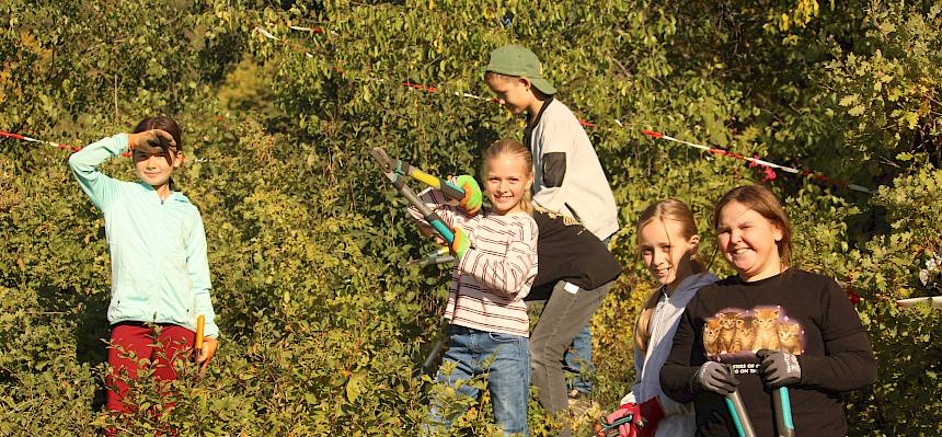Schüler:innen pflegen Trockenrasen