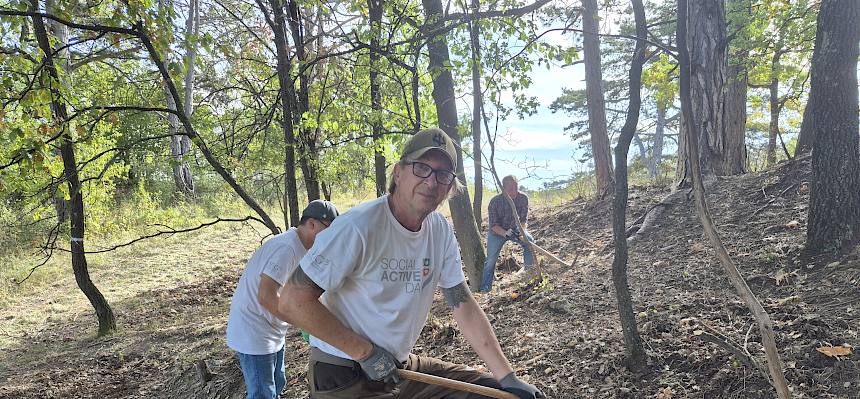 Volunteer bei Trockenrasenpflege