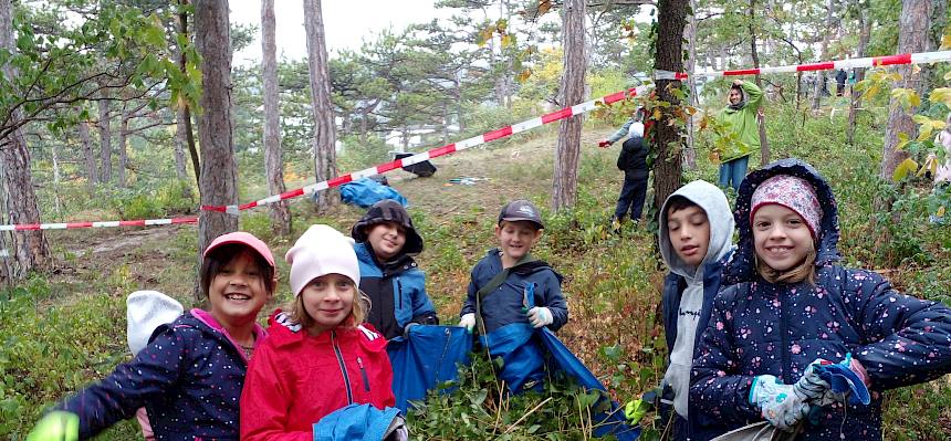 Schüler:innen tragen Plane