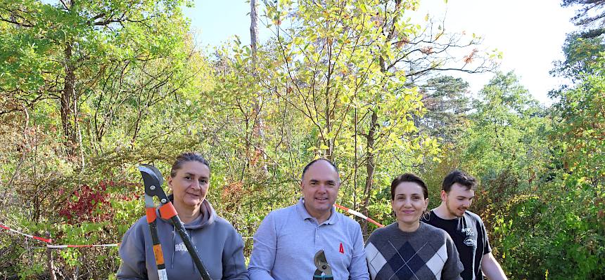 Volunteers mit Werkzeugen