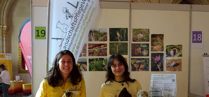 Biologin und Praktikantin beim Infostand