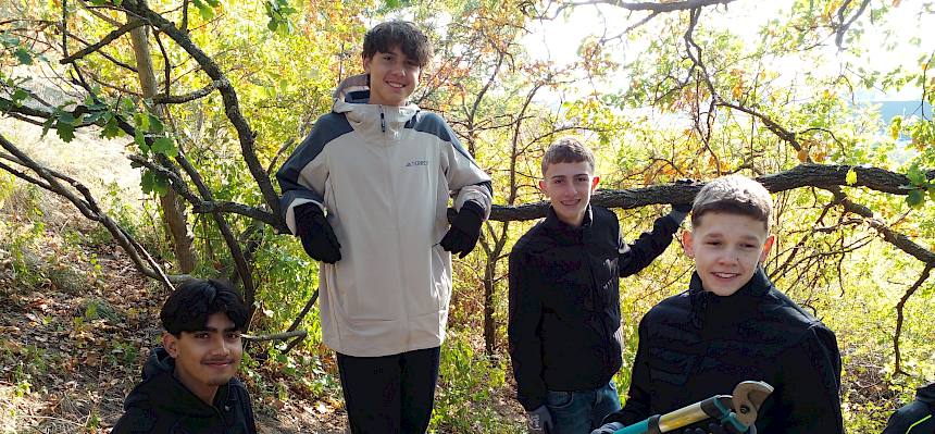 Schüler der 4c bei Trockenrasenpflege